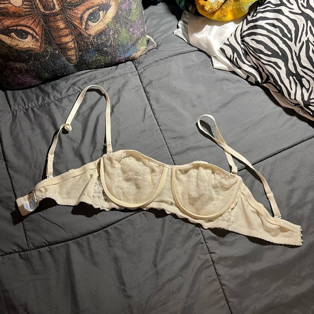 EUC. Olga Cream Floral Lace Convertible Bra - Picture 4 of 7